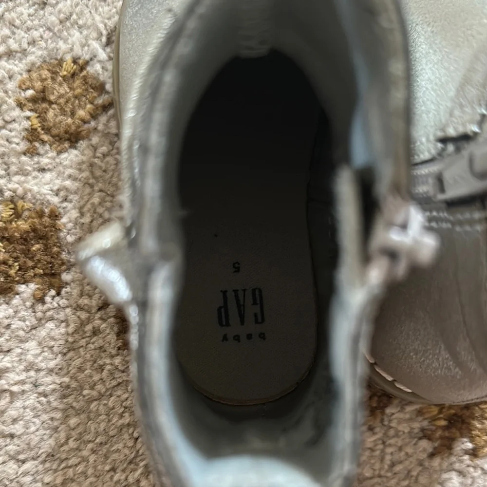 Gap silver metallic ankle booties with bow detail size 5